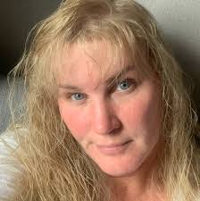 Amanda Dux's Instagram, Twitter & Facebook