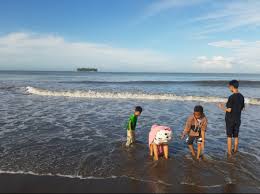 Adapun harga tiket masuk jembatan timang cukup murah yaitu rp. Asyiknya Bermain Pasir Di Pantai Gandoriah Lintas Sumbar
