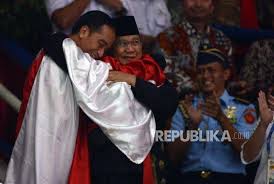 Maybe you would like to learn more about one of these? Makna Pelukan Jokowi Prabowo Republika Online