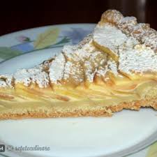Lasam crema putin la frigider pana incepe sa aiba consistenta,apoi o rasturnam peste mere si nivelam usor. Reteta Tarta Cu Mere Si Crema