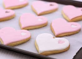 I biscotti cuore sono dei romantici dolcetti da preparare in occasione della festa di san valentino e sono biscotti realizzati con pasta frolla classica e pasta frolla al cacao. Regali Festa Della Mamma Ricetta Dei Biscotti A Cuore Del Mastro Pasticcere