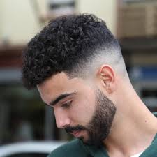 Inspiration Cheveux Coiffure Cheveux Frises 4160 Https Hairstyles Vogued Me Catalogue Inspir En 2020 Coiffure Homme Boucle Cheveux Boucles Homme Coiffure Homme