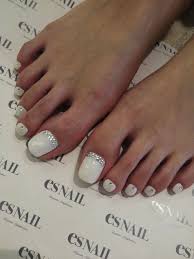Francesas de lineas delgadas son una muy atractiva opción para decorar los pies. Pedicure En Blanco Con Pedreria Manicura De Unas Pedicure En Blanco Videos De Unas
