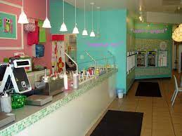 A Nice Looking Interior Design For An Ice Cream Shop Parlor Decor Restaurant Interior Design Sweet Frog