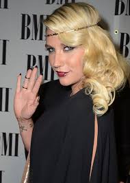 Letícia Spiller posa nua e exibe tatuagem nas costas, veja!