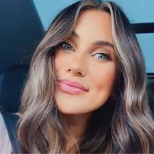 Lenore Stratton's Instagram, Twitter & Facebook