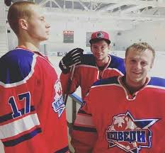 Нанятые смирновым хулиганы нападают на олю и ломают её фотоаппарат. Molodezhka 4 Sezon 14 Seriya Vyhodit V Efir Syn Makeeva Popadaet V Bolnicu A Otec Kislyaka