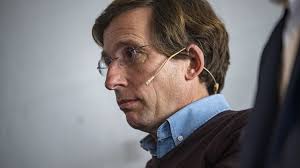 Cuando vengas a Madrid nos vamos a comer a la Plaza Mayor": los mensajes de  la segunda estafa a Almeida