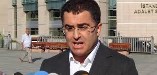 Fakültedeki renkli kişiliği ve kendine has(mı yoksa cem yılmaz+fatih terim varimi denilebilecek)ders anlatma stiliyle,farklı bir ceza hukuku profesörü kimliği sergileyen güzel insan. En Hizli Ersan Sen Iletisim