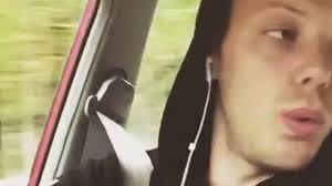 "Cola Zero, guacamole, lite tacos! Kom igen nu vafan, det är ju fredag!"  Hans imitationer av Johan Falk (Officiell) har fått internet att explodera!  :D Carl Déman släpper i dag en av höstens bästa ...