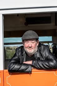 Johnny Vegas Splashed On Knackered Old Bus From Malta After Boozy Night Aktuelle Boulevard Nachrichten Und Fotogalerien Zu Stars Sternchen