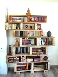Riciclo Dei Pallet 48 Idee Per Creare Mobili Con Bancali Per Casa E Giardino Ispirando Disegni Pallet Decorare Uno Scaffale Arredamento Casa
