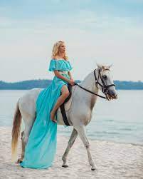 Flowy Flying Photo Dress On Instagram Beach Is The Most Beautiful Location For Photoshoot With Horse Photoshoot Dress Photoshoot Beach Photoshoot