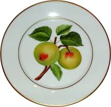 Un Service A Dessert Tres Classique Representant Un Fruit Par Assiette Et Filets Or Mat Service De Table Peinture Sur Porcelaine Porcelaine Peinte