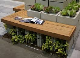 Diy jardinera con bloques de hormigón. Columna Con Jardineras Y Bancos Bancos De Madera Para Jardin Jardin De Concreto Banco De Jardin