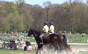 Reiten im englischen garten auf der reitwiese. Klasse Gegen Klasse Erlebnisbericht Englischer Garten Wie Ich Zum Pappenheimer Der Munchner Polizei Wurde