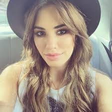 Vicky Silveira's Instagram, Twitter & Facebook