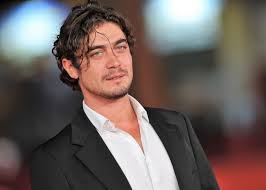 Renato de maria, valentina strada, federico gnesini. Casting Lo Spietato Con Riccardo Scamarcio Cercasi Nuove Figurazioni