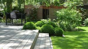 Love The Clean Lines Of The Wooden Decking Contrasted With The Round Box Buxus Sempervirens Garten Terrasse Garten Garten Ideen Hinterhof