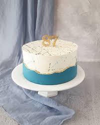 Imagenes De Bizcocho De Cumpleaños Para Hombres La Torta De Cumpleanos Para Un Hombre Especial Por Dentro Bizcocho De Chocolate Queso Crema Con Chocolate Y Confi De Frutas Del Bos Cake Desserts Vanilla Cake