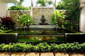 Rumah ini lebih mengutamakan taman yang luas. Terungkap Ini Trik Cara Membuat Kolam Ikan Yang Nggak Sulit