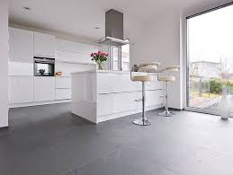 la cuisine blanche avec des elements en metal sur en sol en ardoise grey slate ardoise avec blanche cu carrelage gris clair carrelage gris sol en ardoise