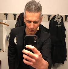 Sanremo, giovanni vernia conduce il primafestival con giovanna civitillo e valeria graci lo showman racconterà i retroscena più divertenti insieme alle sue compagne di viaggio, su rai uno, dal 27 febbraio al 6 marzo Chi E Giovanni Vernia Eta Altezza Peso Biografia Instagram