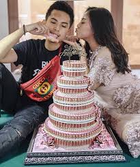 Bagi sebagian orang menganggap bahwa hari ulang tahun merupakan hari yang spesial karena hari tersebut adalah hari kelahirannya. 6 Model Money Cake Kue Ulang Tahun Bertabur Uang