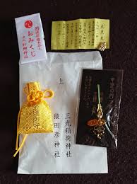 Kacoco On Twitter さて 猿田彦神社 三光稲荷神社 のすぐ隣です この辺り 小さな祠も点在していたのでその全てにお祈りしてきました 三光稲荷神社 では 御守りを頂いてきました 四つ葉 のクローバーの御守りと 金運アップの御守り 見たまんま