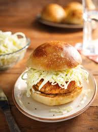 Burgers De Poulet Et De Salade De Chou Ricardo Recipe Chicken Burgers Recipes Chicken Burgers Recipe