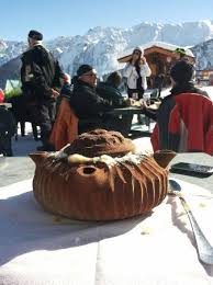 Per la ricetta del caffè alla valdostana, versate il caffè, che dovrà essere lungo e bollente, preferibilmente preparato per infusione diretta, anziché espresso, nella grolla dell'amicizia (coppa tipica della val d'aosta, a più bocche). Grolla Dell Amicizia Caffe Alla Valdostana Fatto Da Erika Picture Of Ristorante Arp Du Jeu Saint Rhemy En Bosses Tripadvisor