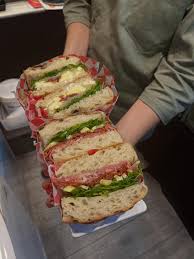 Alumno vendiendo pizzas