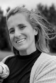 De Raíz: El Antes y Despúes de un jardín que ganó muchos metros gracias al  diseño