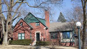 Warren buffett's house in omaha, nebraska is simplicity at its best. Warren Buffett S House In Now On Airbnb Marketwatch
