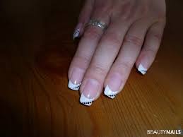 Bei dieser technik ist es besonders wichtig, die haut rund um die nagelplatte zu ölen oder abzukleben, denn sonst haftet der nagellack daran. 100 Dezente Bilder Mit Nageldesign