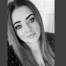 Roxanne Pearce's Instagram, Twitter & Facebook