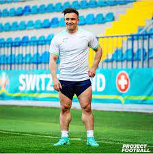 Training muscles like the hamstrings will give you explosiveness, but plyometric movements can also help. Xherdan Shaqiri Pro Footballer Nattyorjuice