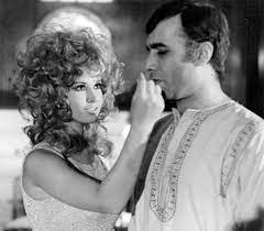 ثرثرة فوق النيل فيلم مصري، إنتاج عام 1971، مأخوذ عن الرواية التي تحمل نفس الاسم (ثرثرة فوق النيل) للمحرر نجيب محفوظ. Ù…ÙŠØ±ÙØª Ø£Ù…ÙŠÙ† Ù„ÙŠØ¯ÙŠ Ø§Ù„Ø³ÙŠÙ†Ù…Ø§ Ø§Ù„Ù…ØµØ±ÙŠØ© ØµÙˆØ± Ø¨ÙˆØ§Ø¨Ø© Ø§Ù„Ø£Ù‡Ø±Ø§Ù…