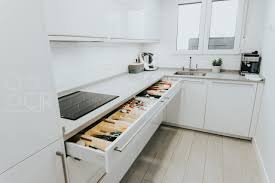 ¿tu cocina es larga y estrecha? Cocinas Largas Y Estrechas Con Barra En Madera