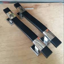 Aug 29 2020 yale mempunyai set harga spesial dimana satu set berisi 5 gagang pintu seharga kisaran rp 450 000 hingga rp 700 000 tergantung model dan jenisnya. Tarikan Pintu Gagang Pintu Handle Pintu Pegangan Pintu Minimalis Hitam Model Terbaru Shopee Indonesia