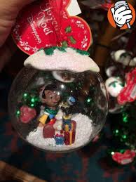 Les Nouveaux Produits Disney A Disneyland Paris Noel Disney Disneyland Deco Noel