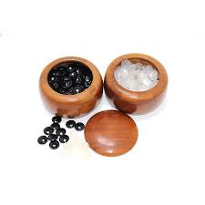 Juego de mesa es la clasificación que se da a los juegos que constan de un tablero y fichas de diferentes formas y colores, lo que obliga a que se organice sobre una superficie plana, generalmente una mesa, de ahí su nombre. Baduk Alibaba China A Weiqi Ir De Tablero Baduk Buy Badik Go Tablero De Mesa Badik Badik Alibaba China Go Weiqi Go Tablero De Mesa Badik Product On Alibaba Com