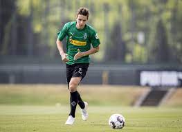 His height is 183 cm and weight is 74 kg (body type small). Florian Neuhaus Not Ruling Out Move To Bayern