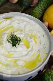 Se pune iaurtul la scurs intro sita deasa. Sos Tzatziki Caietul Cu Retete