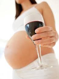 Can Drinking Alcohol Start Labor Parents In the us, women are discouraged from drinking alcohol at all while pregnant, but in france, it is encouraged that the pregnant woman drink one (1) glass of red wine a day. parents