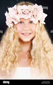 Teen girl rose -Fotos und -Bildmaterial in hoher Auflösung