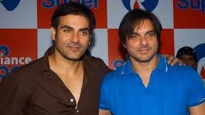 Arbaz khan ko pakistan ma koi seriously nahi leta beshak sath betha hua bhi ho. Arbaaz Khan Samaa