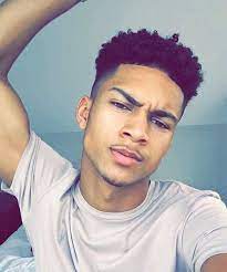 Mariee A Un Footballeur 0 Presentation Cheveux Afro Homme Coiffure Homme Coupe Afro Homme