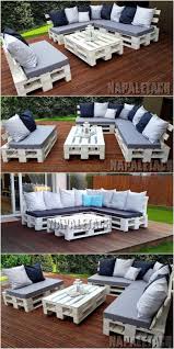Machen Sie Eine Basis Fur Ihre Gartencouch Indem Sie Wiederverwendete Paletten Verwenden Das Ganze Set Holz Ideen E Garten Couch Diy Terrasse Diy Holztisch