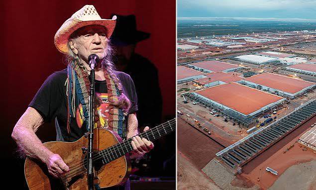 Country icon Willie Nelson, 93, rallies tiny Texas hometown to fight  'water-thieving' AI data centers from 'invading' their land: 'The last thing  we need' | Daily Mail Online